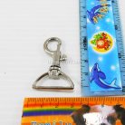 คอหมาโลหะ ปากโค้ง ขนาด 2.5x4.21 cm  บรรจุ 100 อัน สีนิเกิ้ล รูป 2