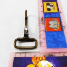 คอหมาโลหะ ช่องเหลี่ยม ขนาด 2x4.5 cm (6 หุน) บรรจุ 100 อัน สีทองรมดำ รูป 2