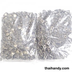 ตะปูย้ำหน้าเดียว หน้ากว้าง 13 มิล ขนาดขายาว 12 mm  บรรจุ 1000 คู่ สีทองรมดำ รูปเต็ม