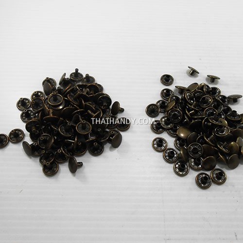 ตะปูย้ำสองหน้า หน้ากว้าง 13 มิล ขนาดขายาว 9 mm  บรรจุ 100 ชุด สีทองรมดำ รูปเต็ม