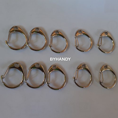 คอหมาโลหะ ตัวซี ขนาด 2x2.5 cm  บรรจุ 10 อัน สีนิเกิ้ล รูปเต็ม