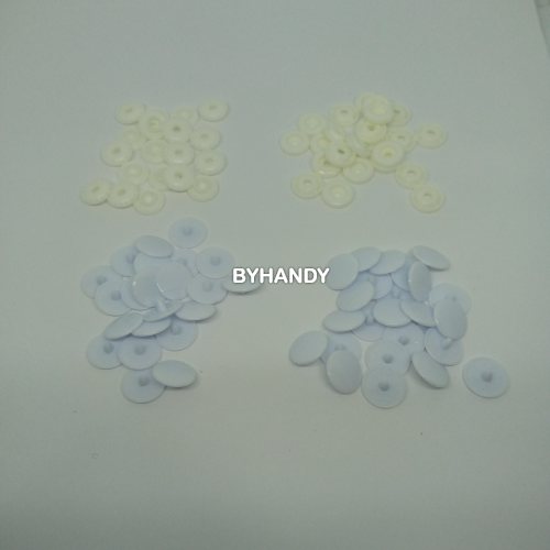 กระดุมแป๊กพลาสติก ขนาดหน้ากว้าง 10 mm (st3) บรรจุ 100 ชุด สีขาว รูปเต็ม